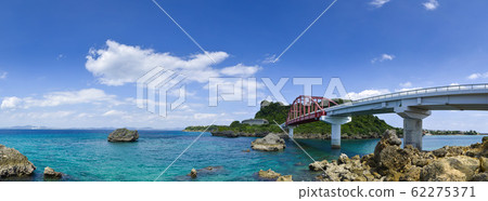 Panoramic view of the blue sky, the clear sea of coral reefs, and the red Ikei Bridge 62275371