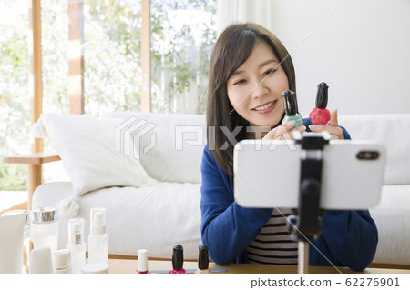 Female YouTuber introducing manicure 62276901