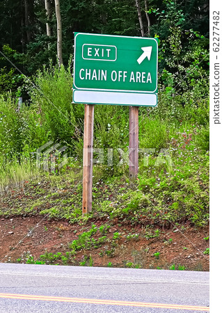 An exit chain off area sign with an arrow An exit chain off area sign with an arrow 62277482