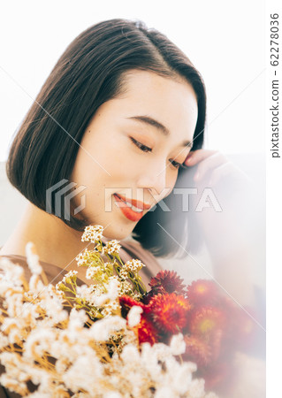 年輕女子髮型乾燥花 62278036