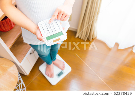 Pregnant woman on a weight scale Calculator Weight management 62278439