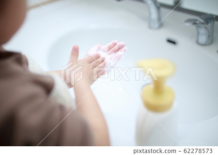 Hand washing (prevention antibacterial return home body parts faceless copy space children hand soap soap wash basin) Hand washing (prevention antibacterial return home body parts faceless copy space children hand soap soap wash basin) 62278573