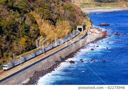 Large bird's-eye view of Izu Inatori Limited express dancer 185 going along the coastline Large bird's-eye view of Izu Inatori Limited express dancer 185 going along the coastline 62278946