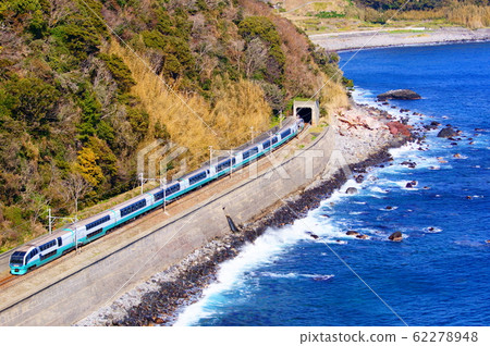 伊豆稻取裡的大鳥瞰圖，沿著伊豆海岸幹線走的特快超級舞者 62278948