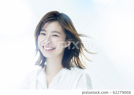 一個穿白襯衫的女人 一個穿白襯衫的女人 62279008