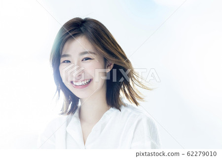 一個穿白襯衫的女人 一個穿白襯衫的女人 62279010