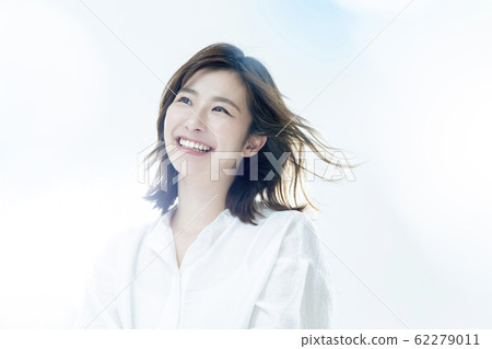 A woman with a white shirt 62279011