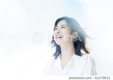 一個穿白襯衫的女人 62279012