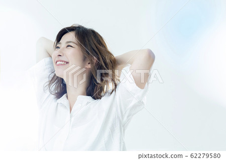 一個女人在風中吹 62279580