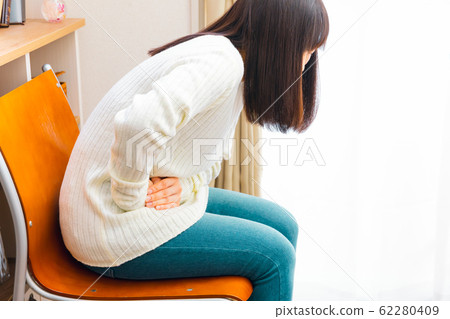 腹痛的女人各種症狀,如疾病和懷孕 腹痛的女人各種症狀,如疾病和懷孕 62280409