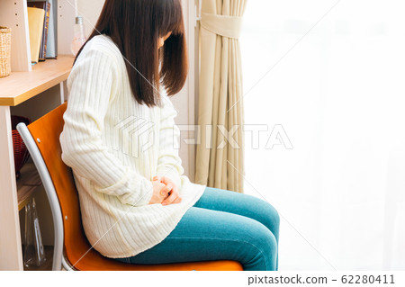 腹痛的女人各種症狀,如疾病和懷孕 腹痛的女人各種症狀,如疾病和懷孕 62280411