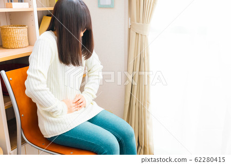 A woman with abdominal pain Various symptoms such as illness and pregnancy 62280415