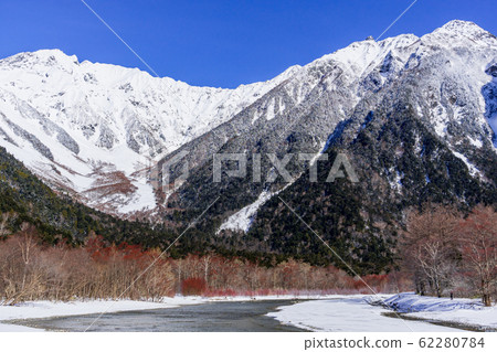 [長野縣]冬季上高地北阿爾卑斯山和梓河 62280784