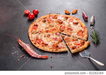 Tasty sliced pizza with seafood and tomato 62282164