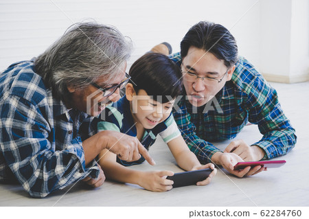 Family of three genertaion is using smartphone 62284760