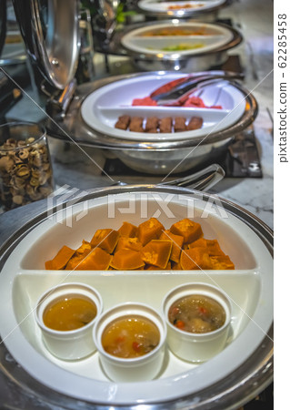 Breakfast buffet items in chinese hotel 62285458