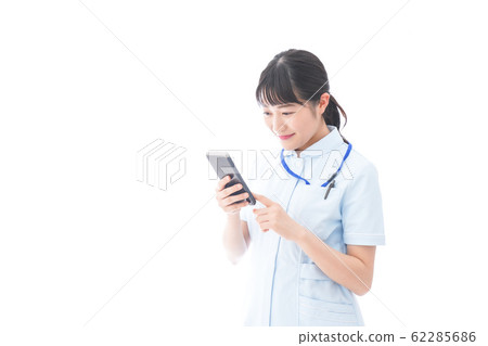 使用智能手機的年輕護士 使用智能手機的年輕護士 62285686