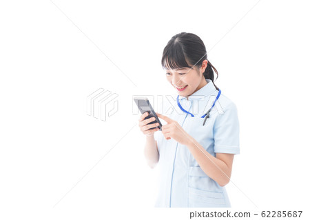 使用智能手機的年輕護士 使用智能手機的年輕護士 62285687