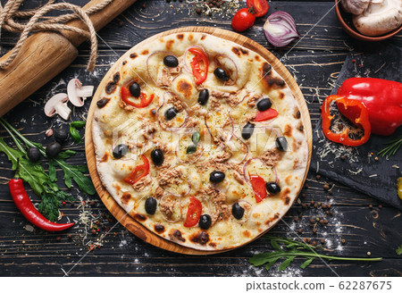 Exquisite pizza with fish, olives and onions 62287675