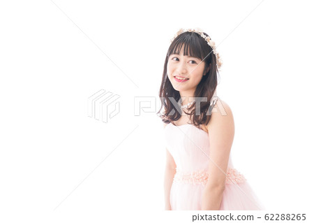 Young bride wearing a dress 62288265