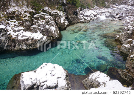 Atera Valley in winter: Kitsugafuchi and Tanukifuchi Atera Valley in winter: Kitsugafuchi and Tanukifuchi 62292745