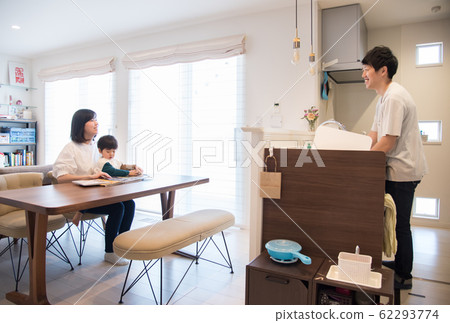 Fathers doing housework 62293774