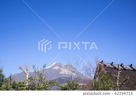 Yufudake and thatched roof in snow 62294713