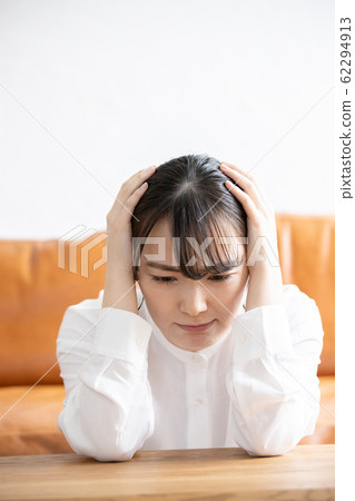 不適的年輕女子感冒 62294913
