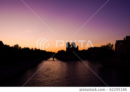 巴黎，巴黎圣母院剪影在日落時 62295186