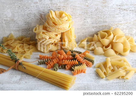 Various types of pasta 62295200