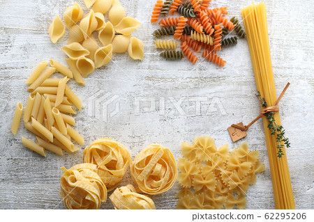 Various types of pasta 62295206