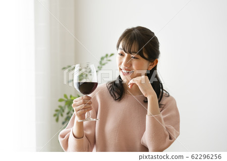 一個女人看著一杯紅酒 一個女人看著一杯紅酒 62296256