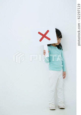 Girl with malvatu plate Girl with malvatu plate 62297119