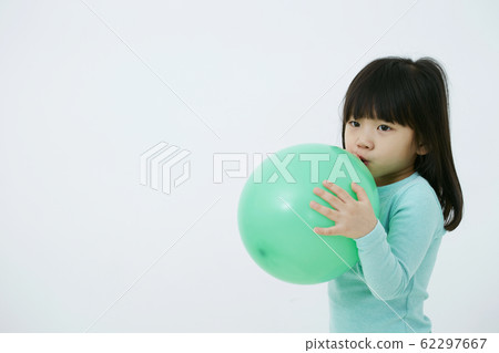 Girls with balloons Girls with balloons 62297667