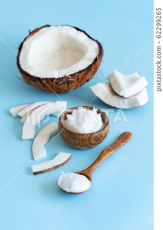 Coconut oil in a bowl with a spoon 62299265