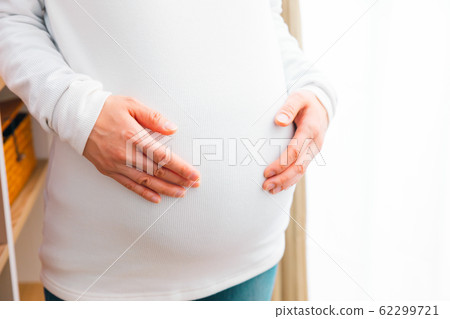 Stomach of late pregnancy woman 62299721