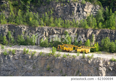 yellow machines for the extraction of granite 62300694