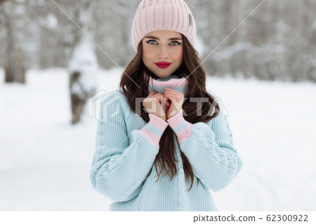 Stylish young lady in winter countryside Stylish young lady in winter countryside 62300922