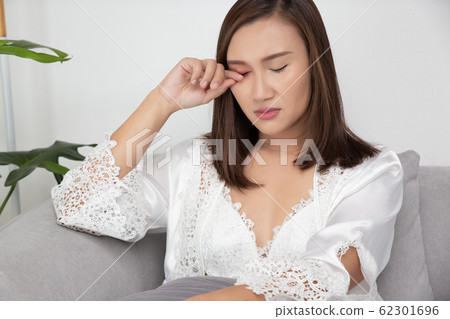 Woman scratch because of itching on the right Woman scratch because of itching on the right 62301696