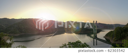 冬季日出時漢羽水壩和漢羽湖大橋的全景 62303542