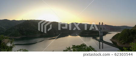 冬季日出時漢羽水壩和漢羽湖大橋的全景 62303544