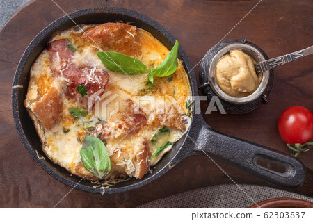 Frittata with sausage top view Frittata with sausage top view 62303837