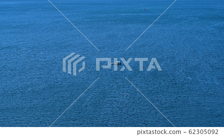 從平戶大橋看到的湛藍大海中的漁船長崎釣魚 62305092