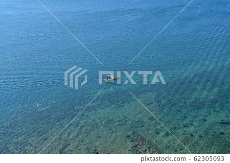 從平戶大橋看翡翠綠色透明海中的漁船長崎釣魚 62305093