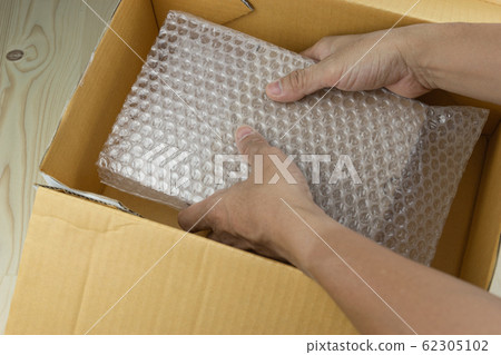 hand of man hold Bubbles covering the box by hand of man hold Bubbles covering the box by 62305102