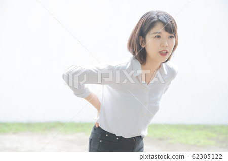 Young woman with stressed expression 62305122