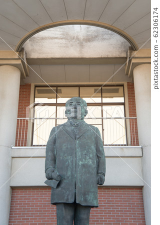 澀澤榮一紀念館(Eiichi Shibusawa Memorial)的龐大建築令人驚訝,但同時也設有一個公共禮堂和一個體育館。 澀澤榮一紀念館(Eiichi Shibusawa Memorial)的龐大建築令人驚訝,但同時也設有一個公共禮堂和一個體育館。 62306174