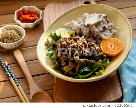 Korean Traditional Food Beef Bulgogi Rice Bowl 62306565