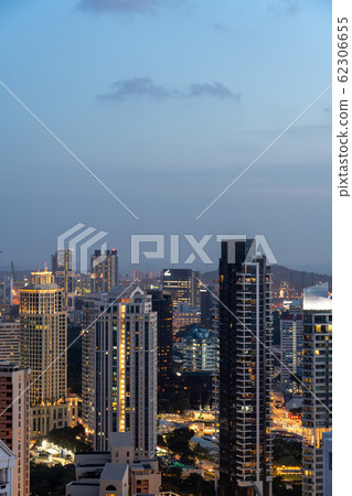 新加坡公寓和摩天大樓的夜景 62306655