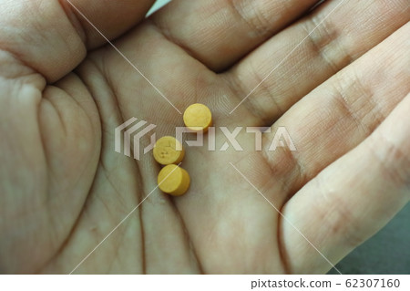 Pill to hand Pill to hand 62307160